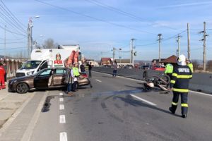 TRÂNTIT ÎN ACCIDENT, MOTOCICLISTUL ACUZA DURERI TERIBILE