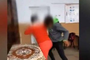 PEDEPSE ASPRE pentru cei care îi lovesc sau îi bat pe PROFESORI: A fost votată legea care îi învesteşte cu exerciţiul autorităţii publice