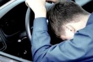 S-a trezit din somn doar când a intrat cu maşina într-un panou publicitar şi într-un gard