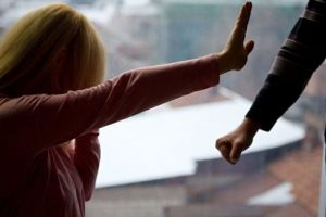 Fii agresivi cu propriile mame. Doi tineri din Braşov, evacuaţi cu ordin de protecţie