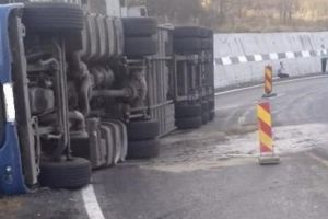 Autotren răsturnat pe DN 13 Braşov – Sighişoara
