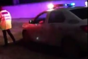 VIDEO Scandal la Flămânzi după o intervenţie a poliţiştilor la o ceartă în familie. Un tânăr a fost sancţionat