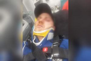 Legea PUMNULUI!? Un bărbat susţine că a fost BĂTUT de un POLIȚIST. IPJ neagă incidentul