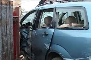 Accident pe drumul Botoşani- Suceava! Două maşini s-au ciocnit, apoi una a ajuns pe un teren viran, a lovit un panou publicitar şi s-a oprit într-un gard