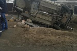 Nu a adaptat viteza şi s-a răsturnat cu maşina, o femeie fiind rănită în urma impactului