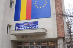 Ieri, scandal cu iz amoros in fata unei scoli din Braila / Unul din scandalagii nu are nici macar buletin