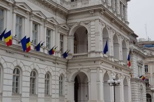 Drapelul naţional, arborat GREȘIT pe clădirea Primăriei. USR Arad cere respectarea legii