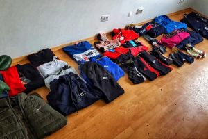 Prins de jandarmi în timp ce vindea haine „de firmă” în piaţa de la Vereşti