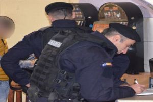 Au vrut să chiulească, dar jandarmii le-au stricat planurile. Mai mulţi elevi, prinşi în baruri