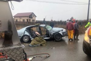 Trei răniţi, în urma coliziunii dintre un autoturism şi un autotren, la Cumpărătura
