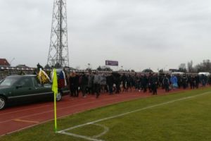 SUB CERUL PLUMBURIU ŞI STADIONUL GOL, ILIE S-A DUS ÎN PĂMÂNT!