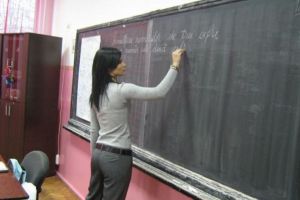 Profesorii, apăraţi de o lege nouă! Ce păţesc cei care îi înjură sau îi agresează!