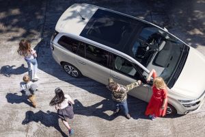 Familiile cu trei copii primesc bani de la stat pentru maşină. De când ar intra în vigoare legea