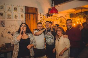 Serile de mega distracţie se întorc la Hello Coffee Lounge. Vineri va fi show Karaoke