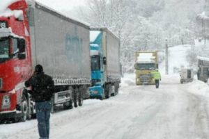 Strat de zăpadă şi apă pe drumul între Bucin şi Praid. TIR-uririle nu pot înainta