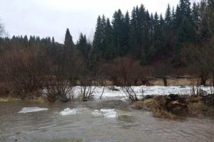 Și pe pârâul Mădăraş s-a format zăpor de gheaţă