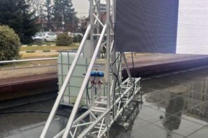 ECRANUL GIGANTIC DIN PIAŢA PRIMĂRIEI, ATACAT DE VANDALI