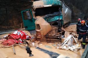 FOTO: Accident cu două tiruri pe DN7 pe Valea Oltului – Un şofer e rănit
