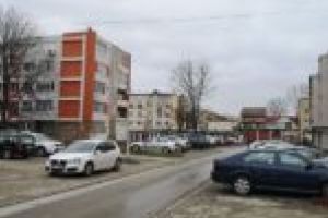 Parcările din Moldova Nouă îşi intra în rol. După reabilitare, începe şi taxarea locurilor de parcare