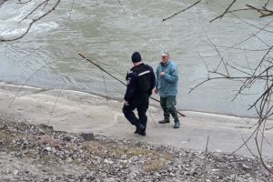 Prins la pescuit cu halăul pe râul Ialomiţa