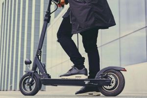Lege pentru trotinetele electrice. S-a stabilit vârsta minimă şi viteza maximă