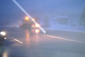 În zona de munte se circulă în condiţii de iarnă