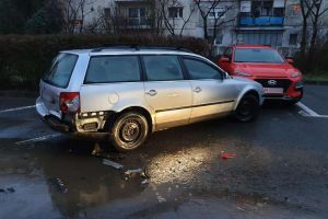 FOTO. Maşini lovite într-o parcare. Şoferul vinovat a fugit!