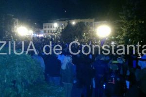 Protest in fata Ministerului Sanatatii. Zeci de persoane isi exprima nemultumirea fata de privatizarea sistemului de sanatate   