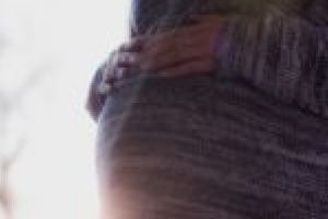 Femeia însărcinată cu hârtii riscă să piardă… sarcina! Motive de îngrijorare la Tribunalul Caraş-Severin!