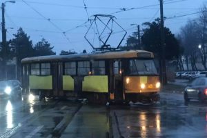 FOTO Un tramvai a deraiat la Botoşani. A ajuns aproape de-a curmezişul drumului