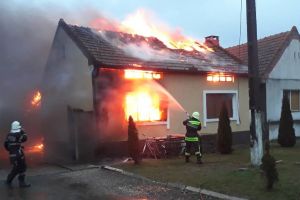 Casă distrusă în urma unui incendiu, în judeţul Timiş