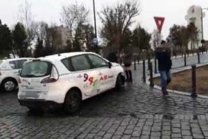 VIDEO| Accident rutier în Alba Iulia: Coliziune între două maşini după o neacordare de prioritate
