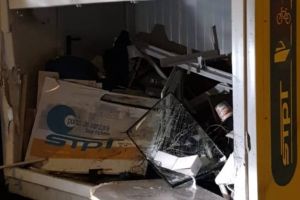 Bizon de Timişoara! Un şofer a intrat cu maşina într-un chioşc STPT şi a fugit