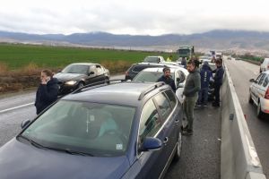 Accident mortal pe DN1, la intrare in Nistoresti. Un sofer a decedat dupa impactul dintre un taxi si o duba