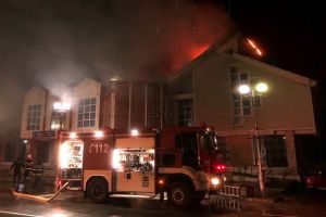 Incendiu la Trezoreria Ştei: Acoperişul clădirii a fost distrus de flăcări (FOTO)