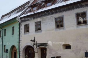 Turiştii străini, atraşi de fântâna sighişoreană care a salvat Casa Fronius