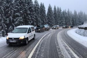 Câteva zeci de autovehicule, blocate aseară de polei în Pasul Tihuţa