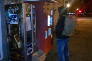 Mediaşul „sălbatic” – Patru hoţi au golit de bani aparate de cafea şi au furat două telefoane