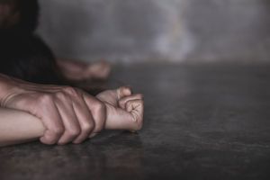 Tânăr de 19 ani, din comuna Şimoneşti, prins de poliţişti şi reţinut pe 24 de ore, pentru infracţiunea de tentativă la viol