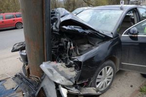 Autoturism oprit într-un stâlp din beton, la Corbu, pe fondul stării de confuzie bahică a conducătorului auto