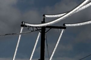 Vântul şi ninsoarea au lăsat în beznă peste 2400 de utilizatori din Bilbor şi Topliţa