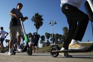 Reguli noi pentru cei care folosesc trotinetele electrice – Vârsta minimă a fost modificată