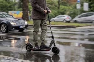 Trotinetele electrice, INTERZISE pe trotuar! Noi reguli pentru cei care circulă cu ele