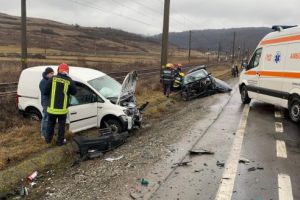 FOTO: Accident rutier cu 4 victime dintre care un bebeluş de 11 luni, în localitatea Mureni