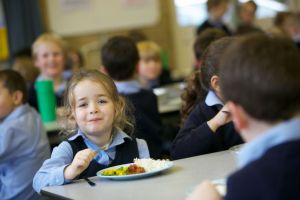 O masă caldă: Elevi din patru şcoli din Bihor vor primi gratuit pachete cu mâncare