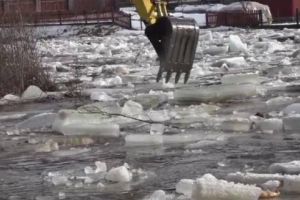 Intervenţii pe râul Mureş pentru degajarea albiei de sloiuri de gheaţă