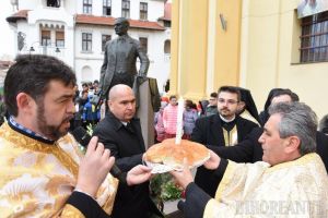 Parastasul lui Iuliu Maniu, oficiat de episcopul Virgil Bercea la Oradea: Între cei prezenţi, şi primarul Ilie Bolojan (FOTO / VIDEO)