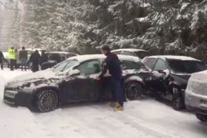 Zeci de masini au rămas blocate pe drumul spre Cota 1400 din Sinaia. COD ROSU de viscol puternic