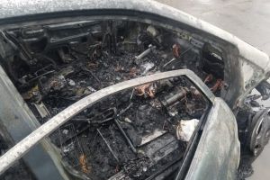 Un Mercedes s-a făcut SCRUM la ieşirea din Ineu (FOTO)