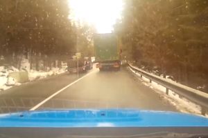 VIDEO: Depăşire imposibilă! La un pas de accident în pasul Creanga